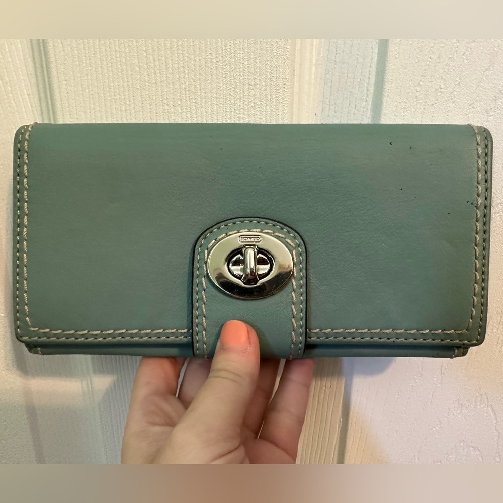 VINTAGE ROBIN EGG BLUE COACH WALLET IN GREAT CONDITION